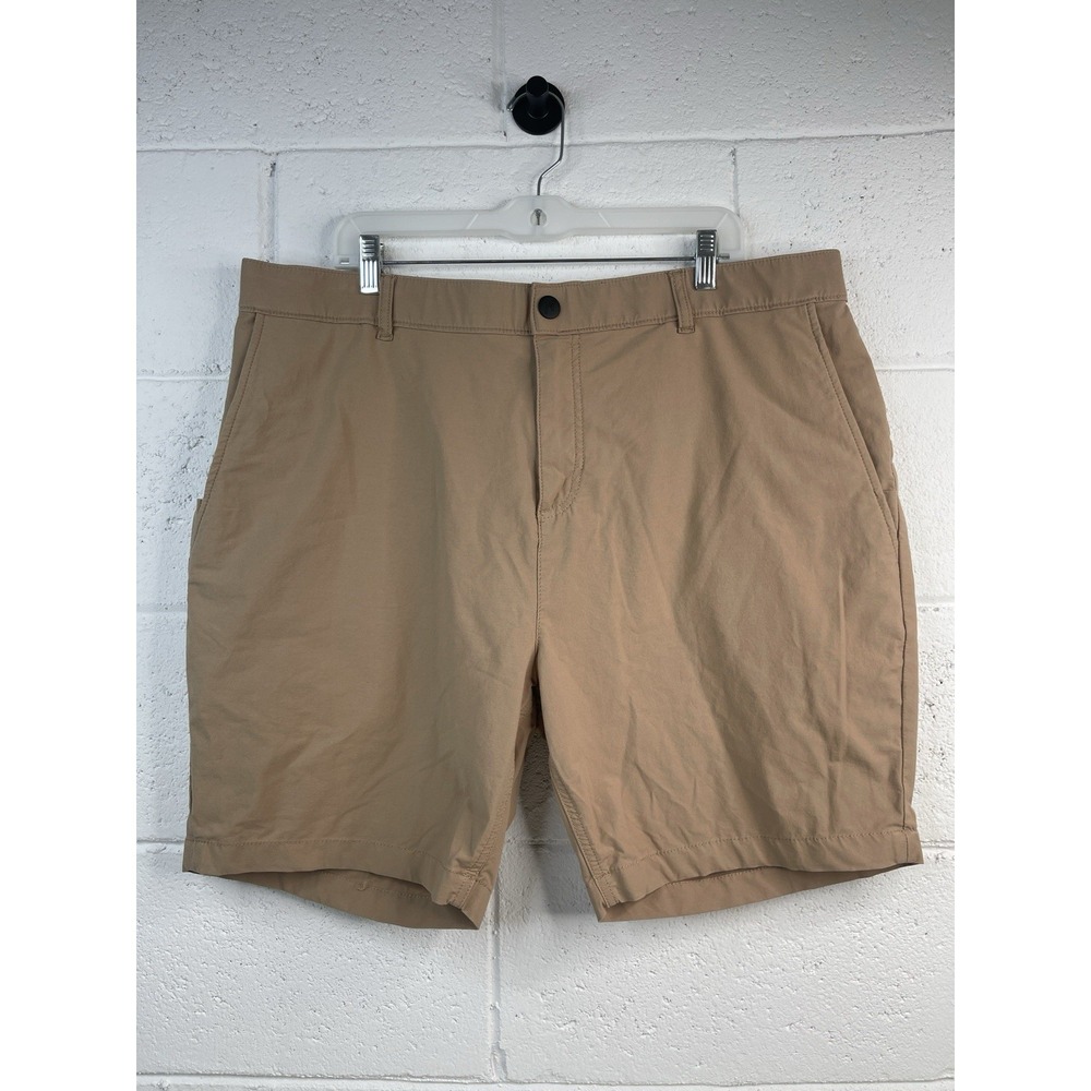 Mugsy Shorts Travelers Camel Elastic Waist Zip Pockets Mens Size 42 Khaki/Tan